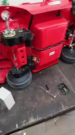 Atölyede akülü arabanın motor ve kablo tamiri